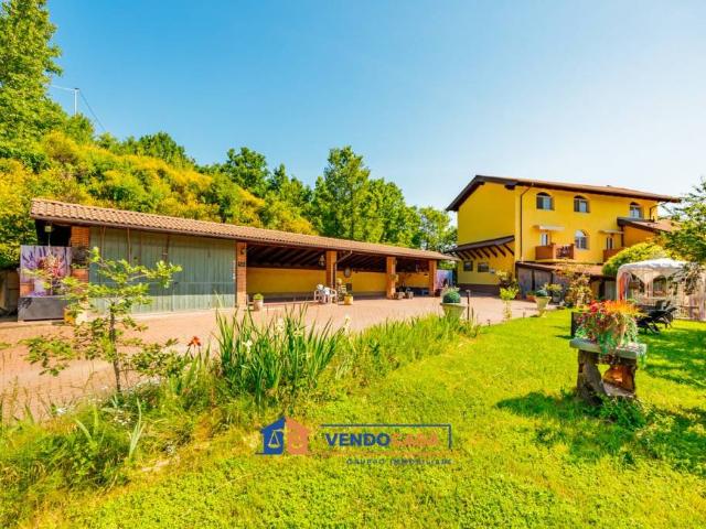Villa bifamiliare in vendita ad Acqui Terme strada Moirano, 244