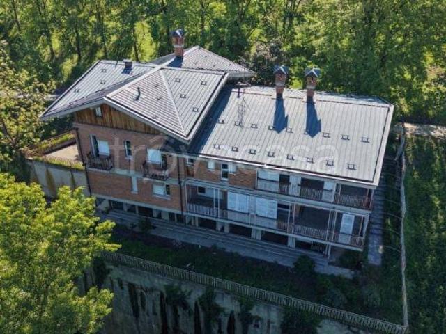 Villa bifamiliare in vendita ad Alba via Francesco Crispi