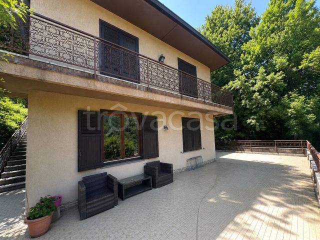 Villa bifamiliare in vendita ad Alta Valle Intelvi viale Campione d'Italia
