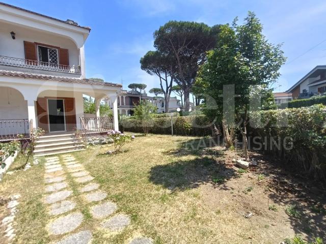 Villa bifamiliare in vendita ad Anzio