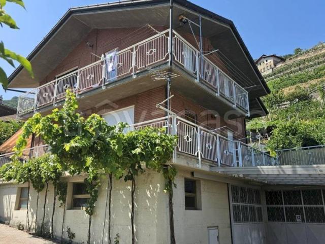 Villa bifamiliare in vendita ad Aosta