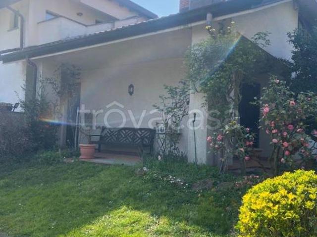 Villa bifamiliare in vendita ad Arcore via Calabria, 38