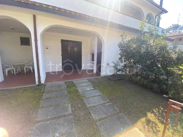 Villa Bifamiliare in affitto a Comacchio via dei Frassini, 43, arredato, giardino privato, cucina a vista TrovaCasa