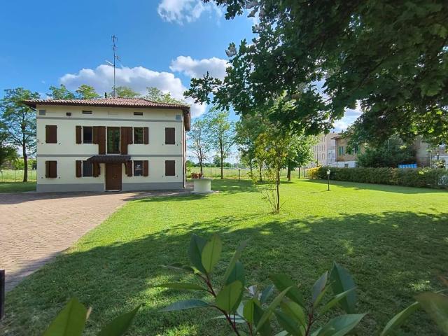 Villa Bifamiliare in affitto a Correggio via Carpi, 16, non arredato/vuoto, giardino privato, box doppio TrovaCasa