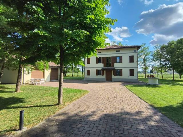 Villa Bifamiliare in affitto a Correggio via Carpi, 16, non arredato/vuoto, giardino privato, box doppio TrovaCasa