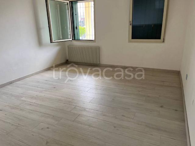 Villa Bifamiliare in affitto a Caldogno via Pasubio, giardino privato, box, riscaldamento autonomo TrovaCasa