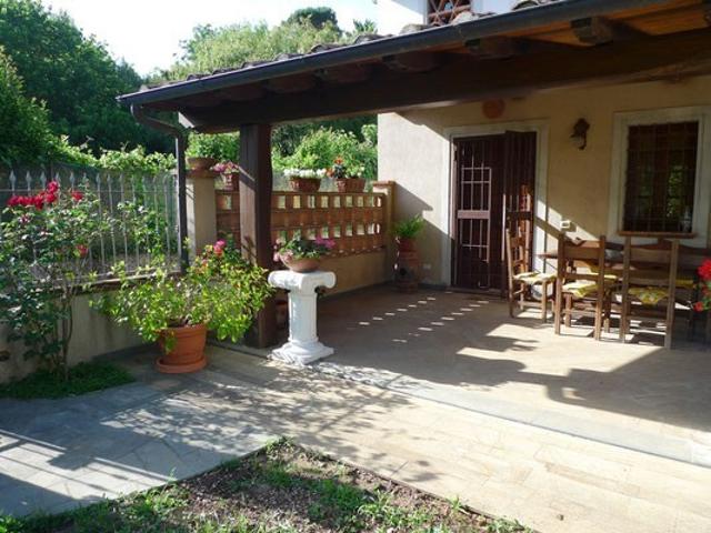 Villa Bifamiliare in Affitto a Camaiore