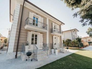 Villa Bifamiliare in Affitto a Camaiore Lido Di Camaiore