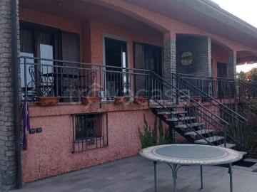 Villa Bifamiliare in affitto a Castelletto sopra Ticino villaggio Giardino, arredato, giardino privato, box TrovaCasa
