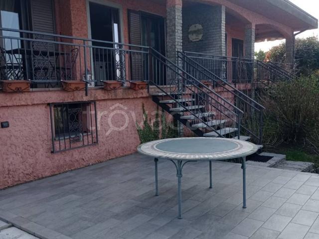 Villa Bifamiliare in affitto a Castelletto sopra Ticino villaggio Giardino, arredato, giardino privato, box TrovaCasa
