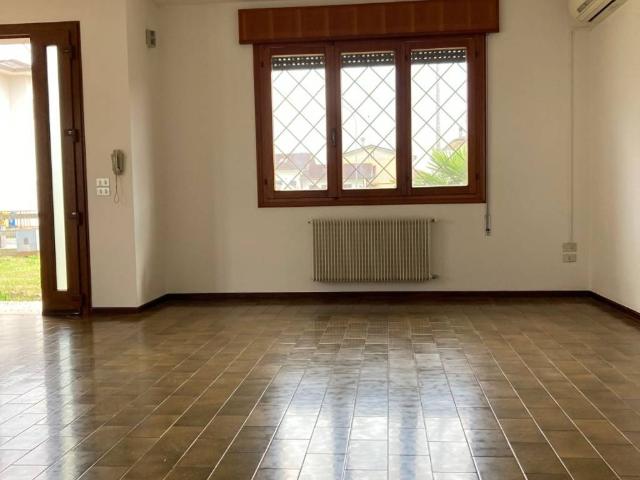 Villa Bifamiliare in affitto a Bolzano Vicentino, giardino privato, box, terrazzo TrovaCasa