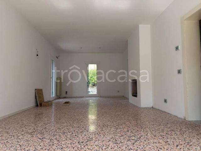 Villa Bifamiliare in affitto a Bassano del Grappa viale Europa, non arredato/vuoto, giardino privato, box TrovaCasa