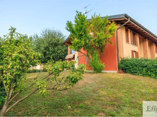 Villa bifamiliare in affitto a Gavirate via 1° Maggio, 1