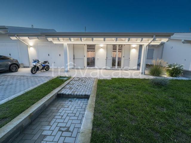 Villa Bifamiliare in affitto a Ghedi, giardino privato, box, terrazzo TrovaCasa