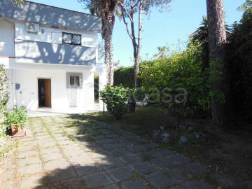 Villa Bifamiliare in affitto a Giugliano in Campania via Lago Patria, arredato, giardino privato, piscina condominiale TrovaCasa
