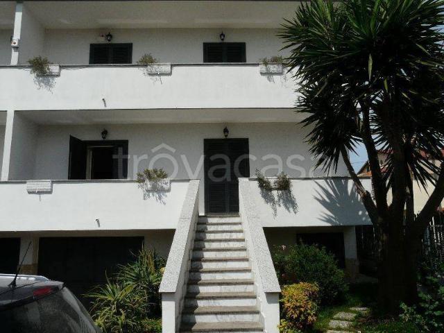 Villa Bifamiliare in affitto a Giugliano in Campania via Madonna del Pantano, giardino privato, box, terrazzo TrovaCasa