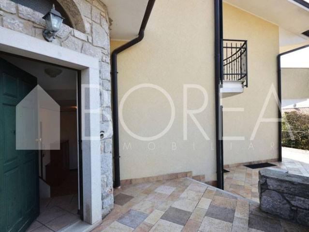 Villa Bifamiliare in affitto a Duino Aurisina, giardino privato, posto auto, terrazzo TrovaCasa