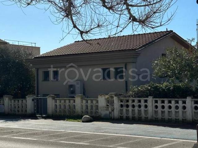 Villa bifamiliare in affitto a Follonica viale Italia, 135
