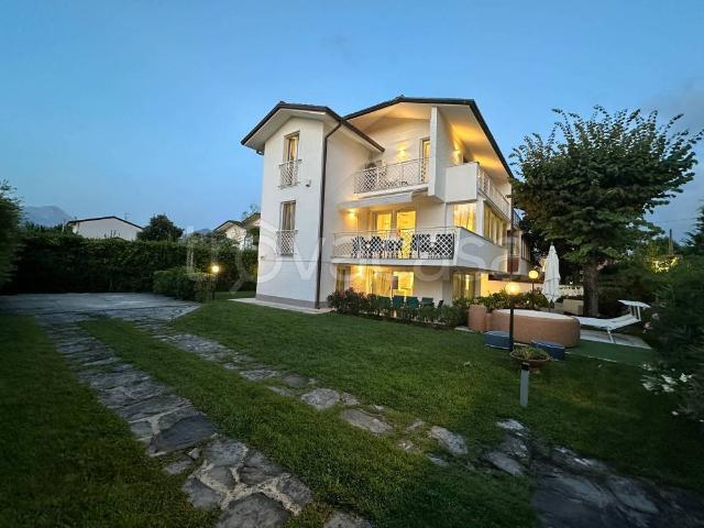 Villa Bifamiliare in affitto a Forte dei Marmi, arredato, giardino privato, terrazzo TrovaCasa