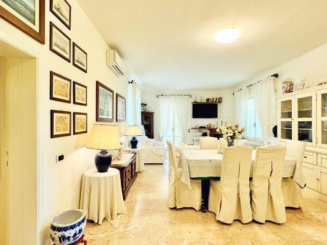 Villa Bifamiliare in affitto a Forte dei Marmi, case in affitto Forte dei Marmi