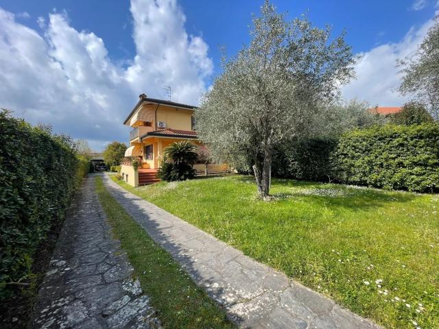 Villa Bifamiliare in affitto a Forte dei Marmi, case in affitto Forte dei Marmi