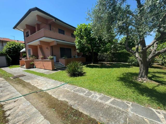 Villa Bifamiliare in affitto a Forte Dei Marmi Direzione Centro