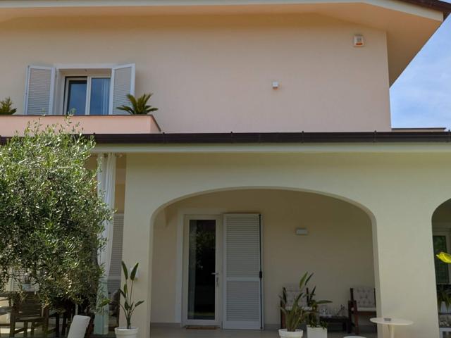 Villa bifamiliare in affitto a forte dei marmi forte dei marmi