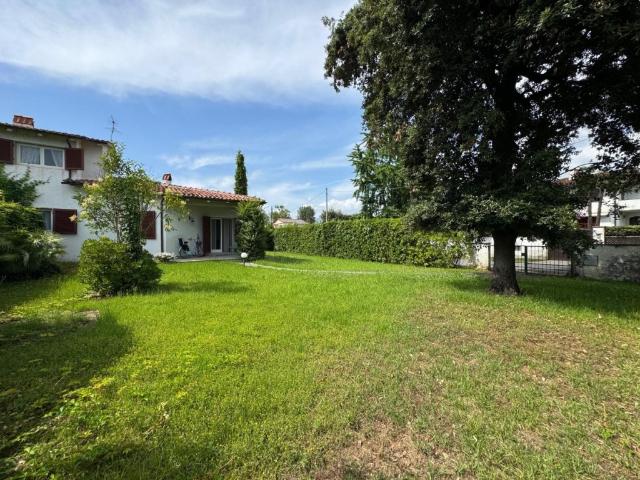 Villa Bifamiliare in affitto a Forte dei Marmi piazza Henry Moore, arredato, giardino privato, posto auto TrovaCasa