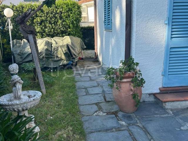 Villa Bifamiliare in affitto a Forte dei Marmi via Terreni Pacchiani, 11, arredato, giardino privato, terrazzo TrovaCasa