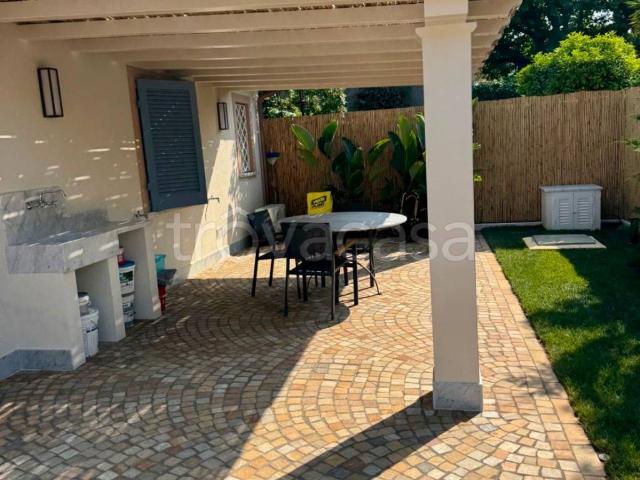 Villa Bifamiliare in affitto a Forte dei Marmi via Trento, arredato, giardino privato, posto auto TrovaCasa