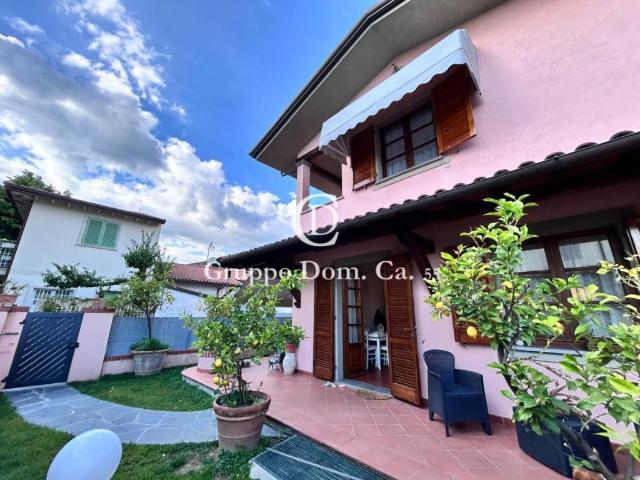 Villa Bifamiliare in affitto a Forte dei Marmi via Vittorio Veneto, arredato, giardino privato, posto auto TrovaCasa