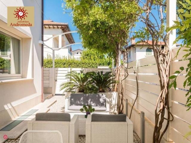 Villa Bifamiliare in affitto a Forte dei Marmi via Amilcare Ponchielli, arredato, giardino privato, terrazzo TrovaCasa