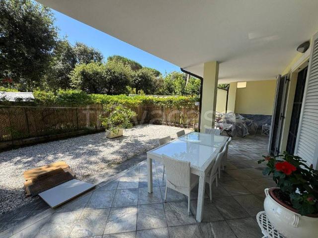 Villa Bifamiliare in affitto a Forte dei Marmi via Antonio Canova, arredato, giardino privato, terrazzo TrovaCasa