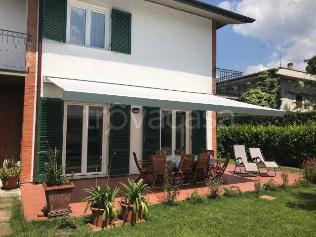 Villa Bifamiliare in affitto a Forte dei Marmi via Ardengo Soffici, arredato, giardino, posto auto TrovaCasa