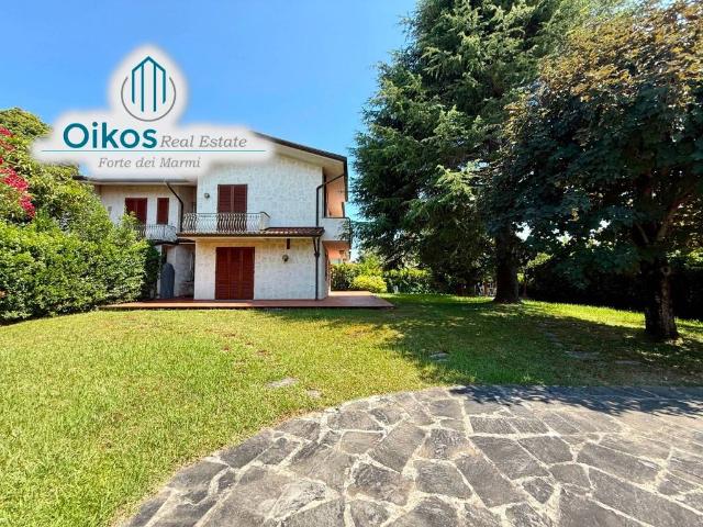 Villa bifamiliare in affitto a Forte dei Marmi via della Barbiera, 31B