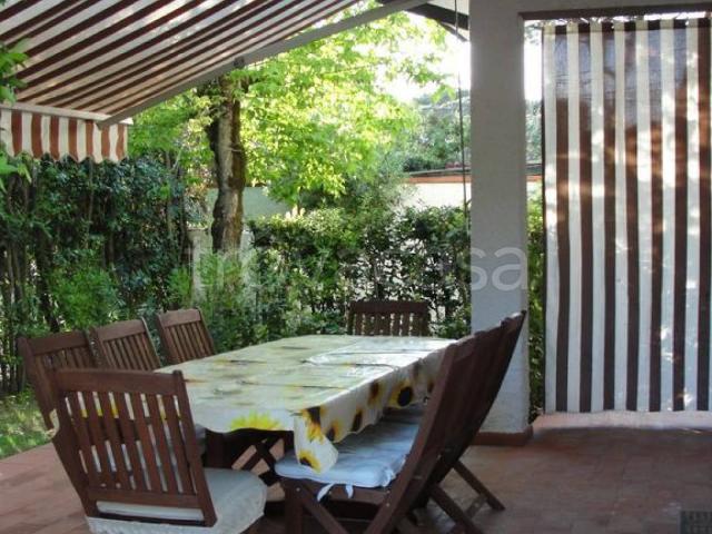 Villa Bifamiliare in affitto a Forte dei Marmi via Duca Abruzzi, 91, arredato, giardino privato, box TrovaCasa