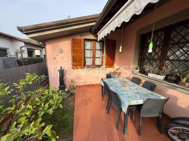 Villa Bifamiliare in affitto a Forte dei Marmi via Duca d'Aosta, arredato, giardino privato, posto auto TrovaCasa