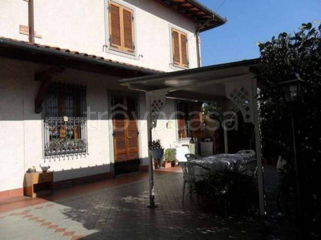 Villa Bifamiliare in affitto a Forte dei Marmi via Duca d'Aosta, arredato, giardino privato, posto auto TrovaCasa