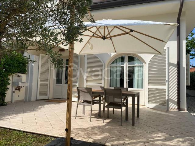 Villa Bifamiliare in affitto a Forte dei Marmi via Duca d'Aosta, arredato, giardino privato, posto auto TrovaCasa