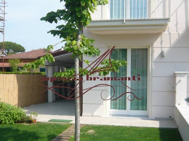 Villa bifamiliare in affitto a Forte dei Marmi via Duca degli Abruzzi