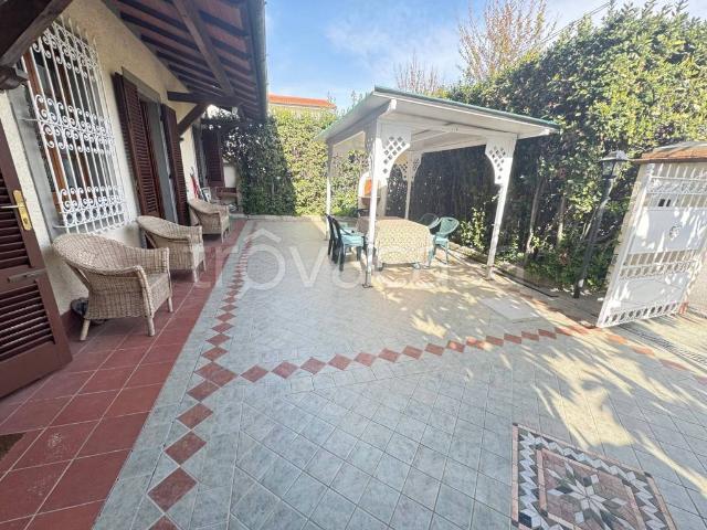 Villa Bifamiliare in affitto a Forte dei Marmi via Fratelli Barberi, 56A, arredato, giardino privato, posto auto TrovaCasa