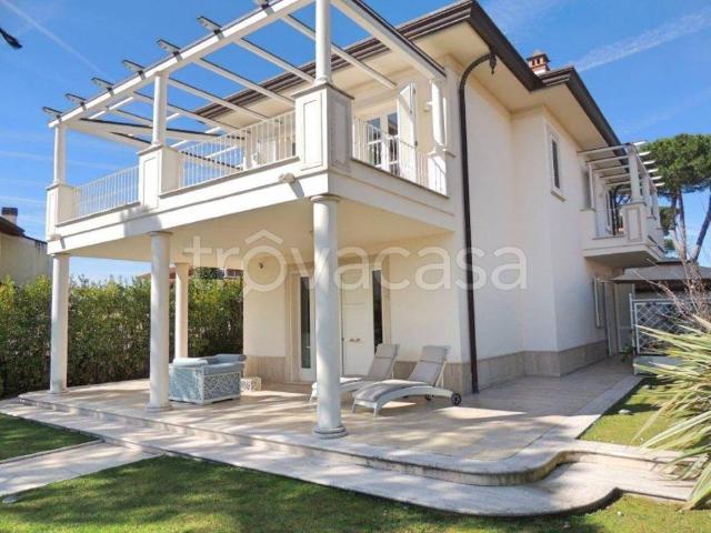 Villa Bifamiliare in affitto a Forte dei Marmi via Giuseppe Mazzini, arredato, giardino privato, posto auto TrovaCasa