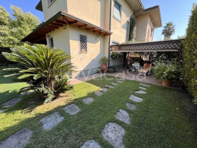 Villa Bifamiliare in affitto a Forte dei Marmi via Gorizia, arredato, giardino privato, posto auto TrovaCasa
