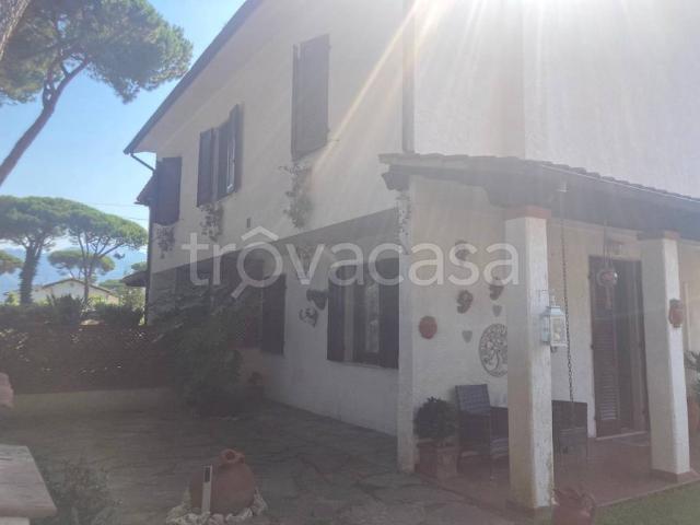 Villa bifamiliare in affitto a Forte dei Marmi via Lorenzo de' Medici