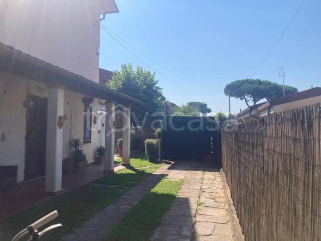 Villa Bifamiliare in affitto a Forte dei Marmi via Lorenzo de' Medici, arredato, giardino privato, posto auto TrovaCasa