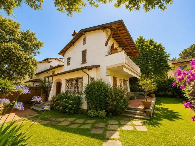 Villa Bifamiliare in affitto a Forte dei Marmi via Nazario Sauro, centrale, doppi servizi TrovaCasa