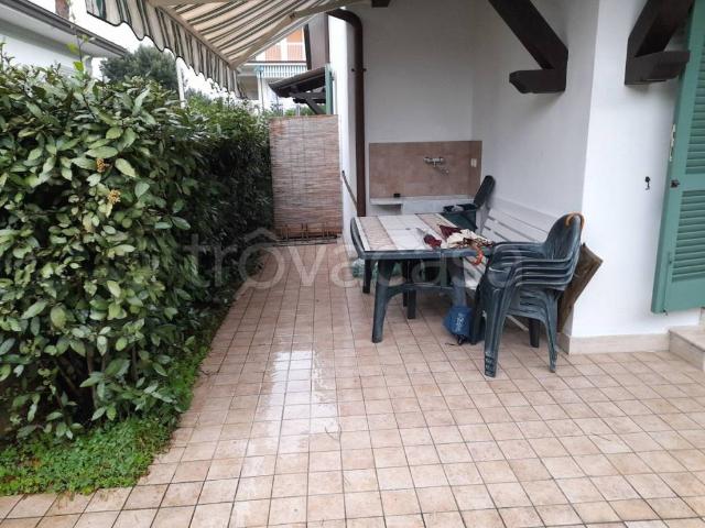 Villa Bifamiliare in affitto a Forte dei Marmi via Padre Ignazio da Carrara, arredato, giardino privato, posto auto TrovaCasa