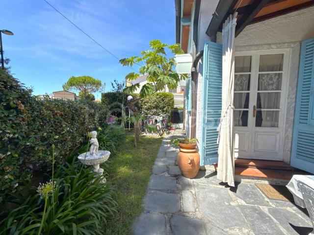 Villa bifamiliare in affitto a Forte dei Marmi via Piave