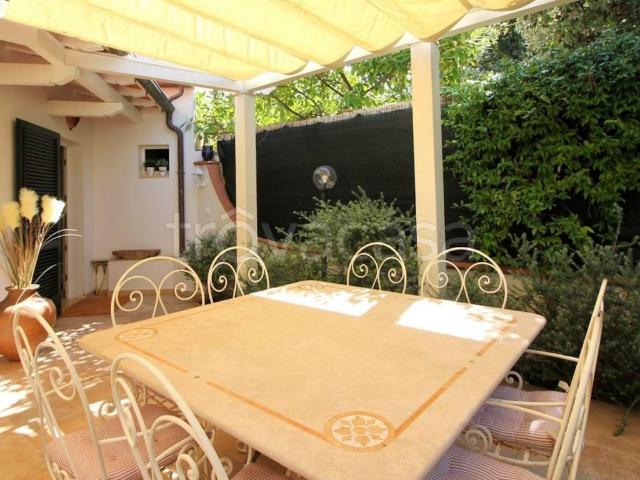 Villa Bifamiliare in affitto a Forte dei Marmi via Raffaele De Grada, arredato, giardino privato, veranda TrovaCasa