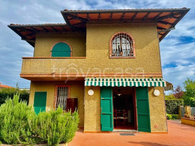 Villa Bifamiliare in affitto a Forte dei Marmi via Scassi Carli, arredato, giardino privato, posto auto TrovaCasa